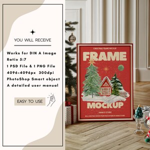 K&ouml;nnte beinhalten: Ein roter Weihnachtsrahmen-Mockup mit einem wei&szlig;en Haus und zwei gr&uuml;nen B&auml;umen. Der Text "FRAME" ist in gro&szlig;en wei&szlig;en Buchstaben und der Text "MOCKUP" ist in wei&szlig;en Buchstaben mit schwarzem Umriss. Der Text "HANACO STUDIO" ist in kleinen wei&szlig;en Buchstaben unter dem Mockup.
