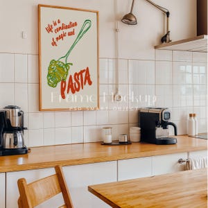 Könnte beinhalten: Ein gerahmtes Poster mit weißem Hintergrund und einer gelben, grünen und roten Illustration von Pasta auf einer Gabel. Der Text auf dem Poster lautet "Das Leben ist eine Kombination aus Magie und Pasta".