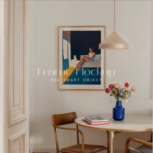 DIN A Vertikaler Rahmen Photoshop Mockup für Art Display, Holzrahmen Mockup mit Mat Board, Esstisch Szene, Innenrahmen Mockup