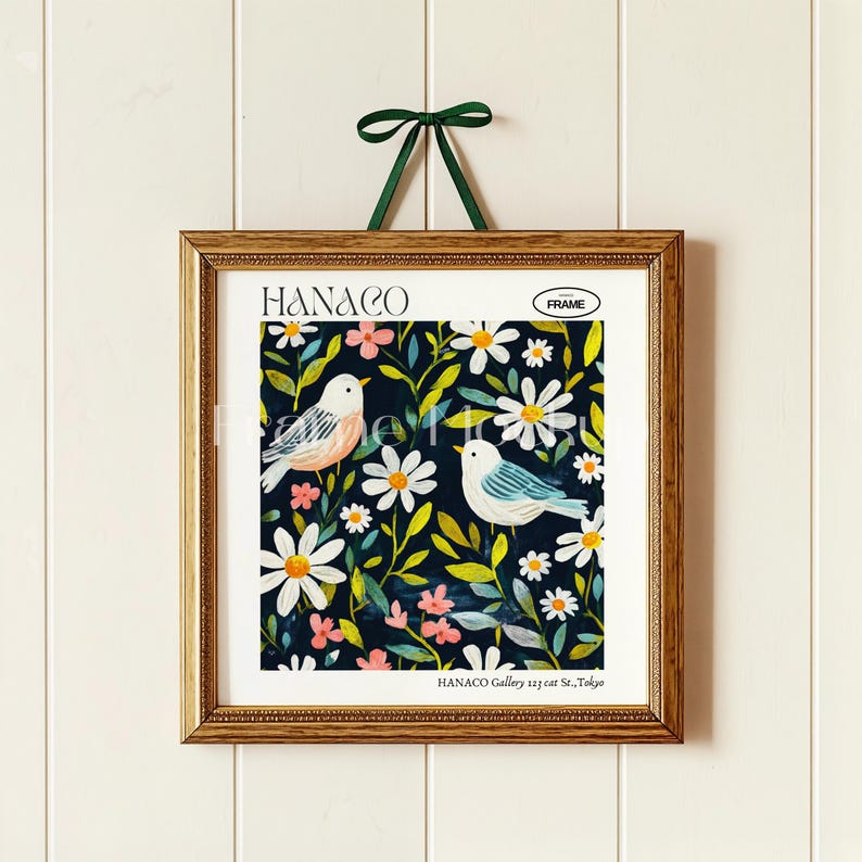 Puede incluir: Una impresi&oacute;n enmarcada con un fondo azul oscuro que presenta dos p&aacute;jaros blancos con detalles azules posados en un campo de margaritas blancas y flores rosas. La impresi&oacute;n se titula "HANACO" e incluye el texto "HANACO Gallery 123 cat St. Tokyo" en la parte inferior.