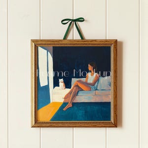 Puede incluir: Una pintura enmarcada de una mujer sentada en un sof&aacute; con un gato blanco. La mujer lleva un top blanco sin mangas y tiene el pelo recogido hacia atr&aacute;s. El sof&aacute; es de color azul claro y el fondo es azul oscuro. La pintura est&aacute; enmarcada en un marco dorado.