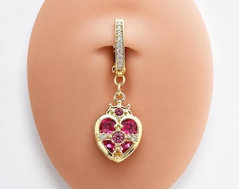 Può includere: Un piercing per l'ombelico color oro con un anello incernierato tempestato di piccole pietre trasparenti. Un ciondolo a forma di cuore pende dall'anello, decorato con una grande pietra rosa centrale, accenti rosa e un dettaglio a corona.