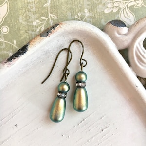 Ivy II - green pearl earrings - made with Swarovski - pearl teardrop earrings - iridescent green