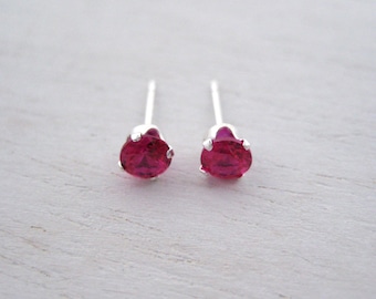 Orecchini a perno con zirconi cubici e rubino, orecchini a perno delicati, orecchini a perno con zirconi cubici in argento sterling, orecchini a perno con zirconi cubici rossi, orecchini a perno con zirconi cubici e rubino
