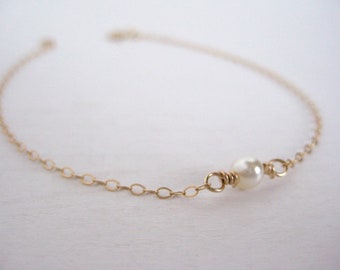 Gold Chain Pearl Bracelet- Pearl Bracelet, Gold Chain Bracelet, Dainty Layering Bracelet, Delicate Everyday Bracelet, Crystal Pearl Bracelet