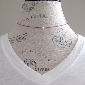 Collier cordon de perles - collier de perles, collier cordon de soie rouge, collier de tous les jours, collier délicat, superposition de collier, collier de soie rouge