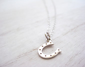Collar de herradura pequeña: collar de amuleto de herradura de plata, collar de todos los días delicado, collar de amuleto de herradura de la suerte, collar de capas