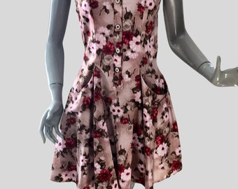 La robe Kid - florale rose, dentelle, poches, jupe circulaire, col mandarin, boutonnage vers le haut placket avant, taille 10