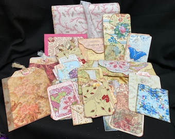 Diario basura con papel tapiz floral, efímeras y carpeta de proyectos