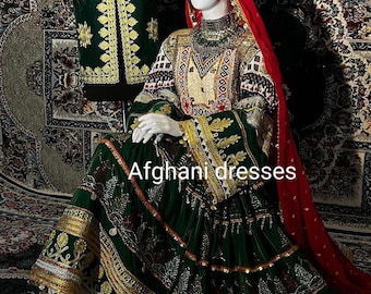 Traditionell lång grön och röd afghansk kochi nikkah-klänning och wasket för par