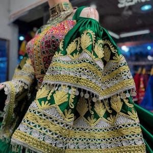Traditionell lång afghansk klänning. Afhani bröllopsklänning, Kuchi Nikkah-klädsel för brud. bild 2