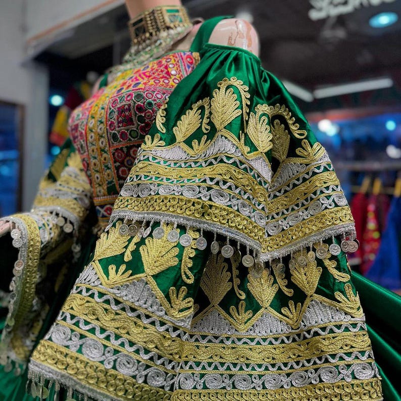 Traditionell lång afghansk klänning. Afhani bröllopsklänning, Kuchi Nikkah-klädsel för brud. bild 2