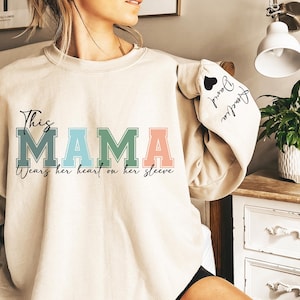 Sudadera personalizada &quot;Esta mamá lleva el corazón en la manga&quot;, sudadera personalizada para mamá con nombres de niños, lindos regalos para el Día de la Madre.