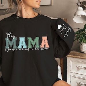 Sudadera personalizada &quot;Esta mamá lleva el corazón en la manga&quot;, sudadera personalizada para mamá con nombres de niños, lindos regalos para el Día de la Madre.