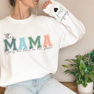 Sudadera personalizada &quot;Esta mamá lleva el corazón en la manga&quot;, sudadera personalizada para mamá con nombres de niños, lindos regalos para el Día de la Madre.