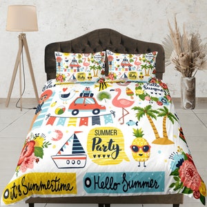 Può includere: Biancheria da letto bianca a tema estivo. La biancheria da letto presenta una varietà di illustrazioni colorate, tra cui un'auto, un fenicottero rosa, un ananas, palme e una barca a vela. Il testo "Summer Party" è presente in un fumetto giallo. I testi "It's Summertime" e "Hello Summer" sono presenti anche sulla biancheria da letto.