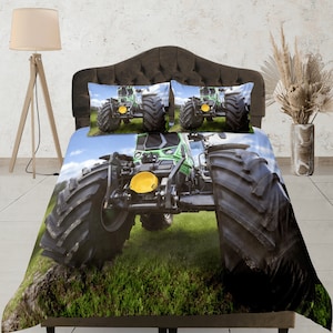 Puede incluir: Un juego de cama con un tractor verde y negro con neumáticos grandes. El tractor está en un campo verde con hierba y un cielo azul de fondo. El juego incluye una funda nórdica y dos fundas de almohada.