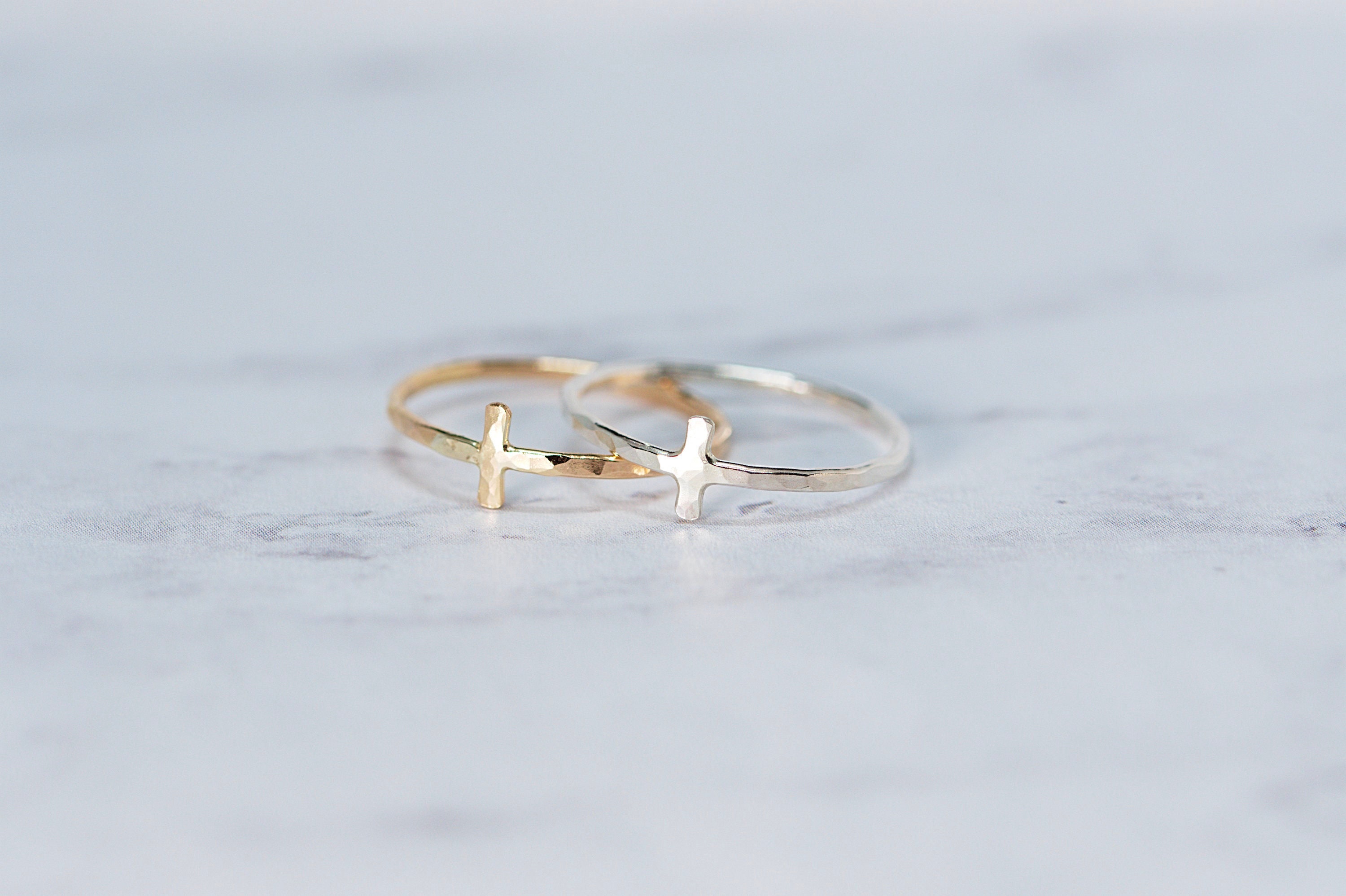 Gold Kreuz Ring - Kreuz Ring - Stapelring 14K Gold filled - Stapelring aus Gold oder Sterling Splitter - Zierlicher Kreuz Ring Geschenk Daumenring