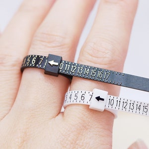 Puede incluir: Dos medidores de anillos, uno negro y otro blanco, con escalas numeradas. El medidor negro tiene n&uacute;meros dorados, el blanco tiene n&uacute;meros negros. Miden tallas de anillos, del 4 al 17.