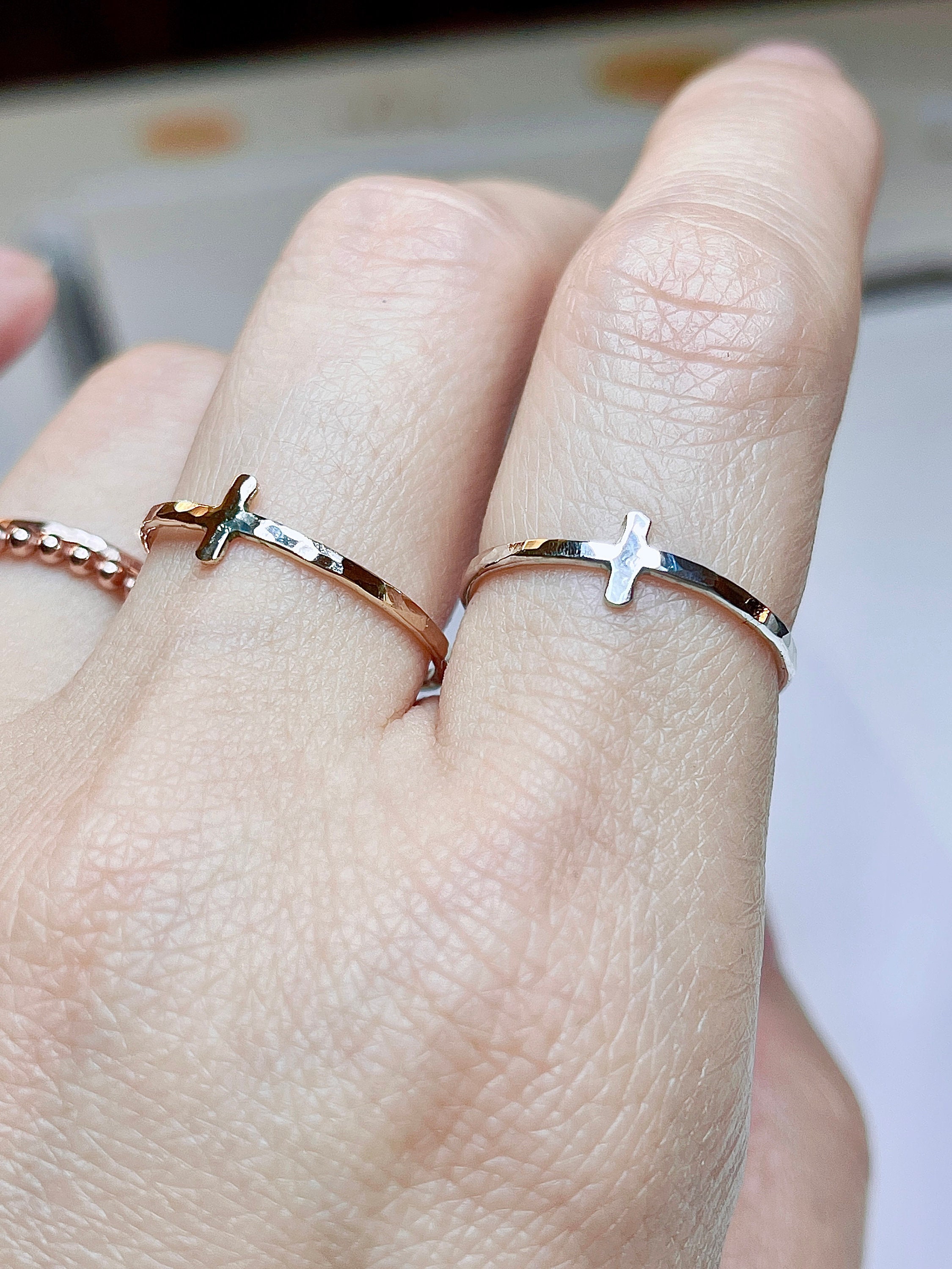 Gold Kreuz Ring - Kreuz Ring - Stapelring 14K Gold filled - Stapelring aus Gold oder Sterling Splitter - Zierlicher Kreuz Ring Geschenk Daumenring