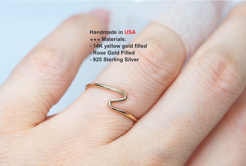 Puede incluir: Un delicado anillo chapado en oro con un dise&ntilde;o en zigzag &uacute;nico. Hecho a mano en EE. UU., disponible en oro amarillo de 14 quilates, oro rosa y plata de ley 925. El anillo se muestra en un dedo.
