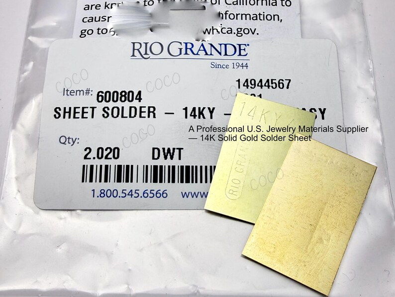 Puede incluir: Dos l&aacute;minas de soldadura de oro macizo de 14K se muestran junto a una tarjeta blanca con texto. La tarjeta dice "RIO GRANDE Since 1944" e incluye detalles del art&iacute;culo: "SHEET SOLDER - 14KY - 2.020 DWT". La imagen es de suministros para la fabricaci&oacute;n de joyas.