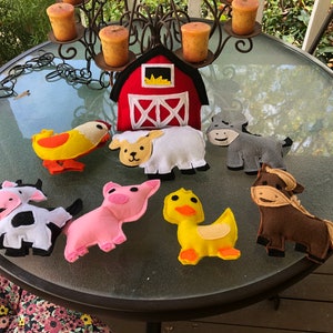 felt farm animals/ 7 different animals and Barn