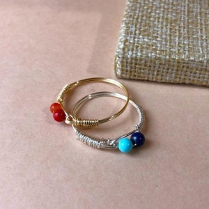 Anillo envuelto en alambre con piedras semipreciosas Lapislázuli + Turquesa; Ágata roja del sur + Bambú marino. Arte de alambre de cobre enrollado