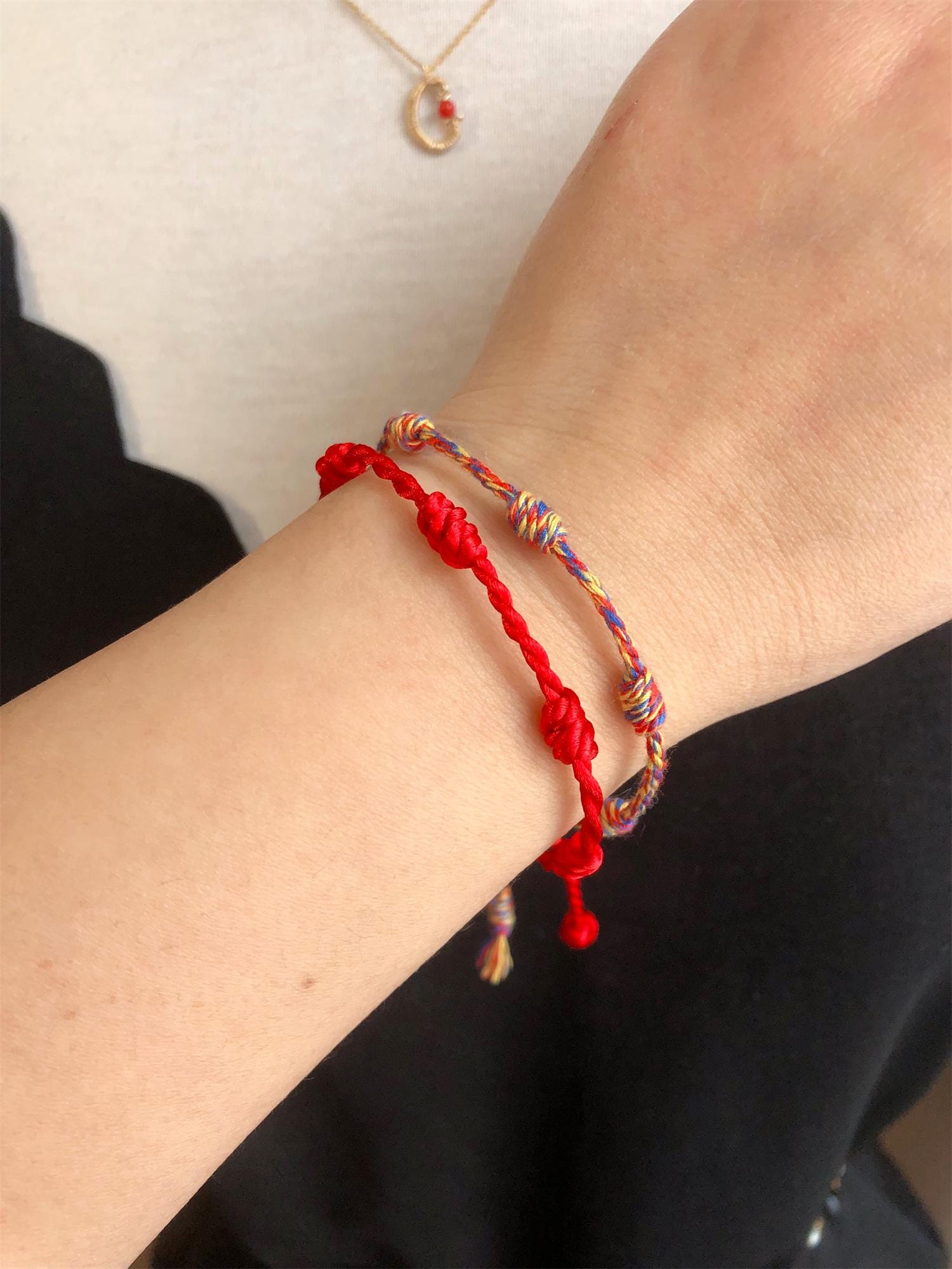 綿紐に7つの結び目があるお守りブレスレット。チベットの編み糸で作