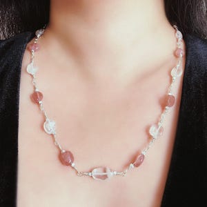 Collar pulsera 2 en 1, cadena artesanal con piedras semipreciosas de cuarzo blanco y fresa. Collar versátil de cristal natural.