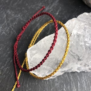 Tibetaans boeddhistisch armbandje met gevlochten knoop. Kleurrijk, stapelbaar vriendschapsarmbandje, minimalistisch gelukssymbool voor Kabbalah, yoga en meditatie. Unisex.