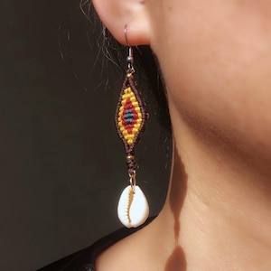 Boucles d'oreilles micro macrame mauvais œil, coquillage naturel. Cordon tressé bohème tendance rustique personnalisable, cadeau pour elle