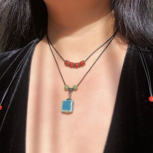 Collier double rang coloré ajustable en perles céramiques rouge vert bleu, collier long opera en corde double, style cottagecore artisanal