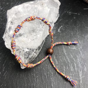 Braccialetto talismanico con 7 nodi su cordino di cotone. Braccialetto protettivo realizzato con filo intrecciato tibetano, per il karma, il Feng Shui e la protezione contro il malocchio.
