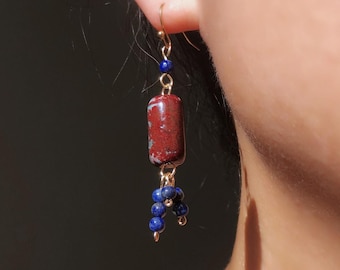 Cilindervormige oorbellen van keramiek met lapis lazuli kwastjes, roodblauwe olieverf tinten, origineel handgemaakt
