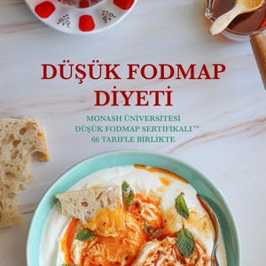 Puede incluir: Un cuenco de yogur con salsa roja, pan y hojas de menta. El texto "DÜŞÜK FODMAP DİYETİ" está en la parte superior, con texto adicional debajo. Una cuchara con mango azul está en el cuenco. El logotipo de Monash University Low FODMAP Certified está en la esquina inferior derecha.