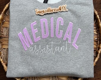 Sudadera de asistente médico - BORDADA - ¡Color personalizable!