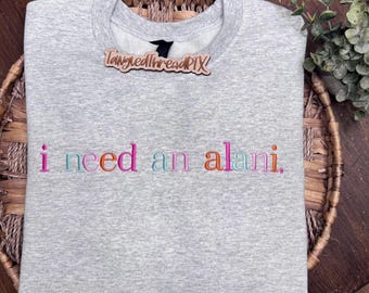 Sudadera bordada "Necesito una Alani" / Cuello redondo bordado colorido / Suéter divertido para amantes de Alani / Sudadera acogedora - Rosa, naranja y menta
