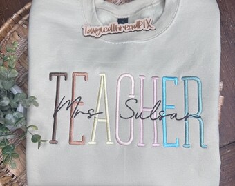 Sudadera bordada para profesor/Cuello redondo con letras coloridas/Precioso jersey para profesor/Regalo para profesor/Colores pasteles