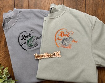 Camiseta bordada "Reel Cool Dad" - Regalo para el Día del Padre - Colores cómodos para hombre - Regalo para papá - Amante de la pesca
