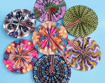 Abanicos de mano con estampado africano surtidos - diferentes piezas / abanicos decorativos coloridos / abanico de mano de tela Ankara / abanico de pared Ankara - al por mayor