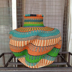 Cesta de paja tejida para arte / Cesta de arte Bolga / Cesta de hermoso diseño / Cesta Basabasa / Decoración ecológica / Cesta de arte para pasillo