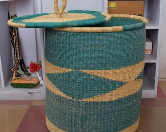 Cesta de lavandería Bolga grande de paja tejida a mano con tapa.