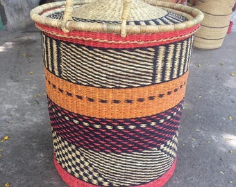 Cesta de ropa tejida a mano con tapa / cesta de paja con tapa / tina tejida grande / cesta de almacenamiento Bolga grande / cesta de almacenamiento de tela / cesta para lavandería
