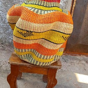 Cesta de paja colorida para arte / Cesta de arte Bolga / Cesta de hermoso diseño / Cesta Basabasa / Cesta grande ondulada / Cesta de arte para pasillo