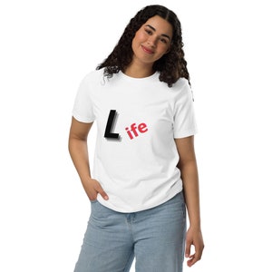 Camiseta com letras Bold Life – Camiseta gráfica minimalista, camiseta com tipografia moderna e inspiradora – Camiseta casual unissex