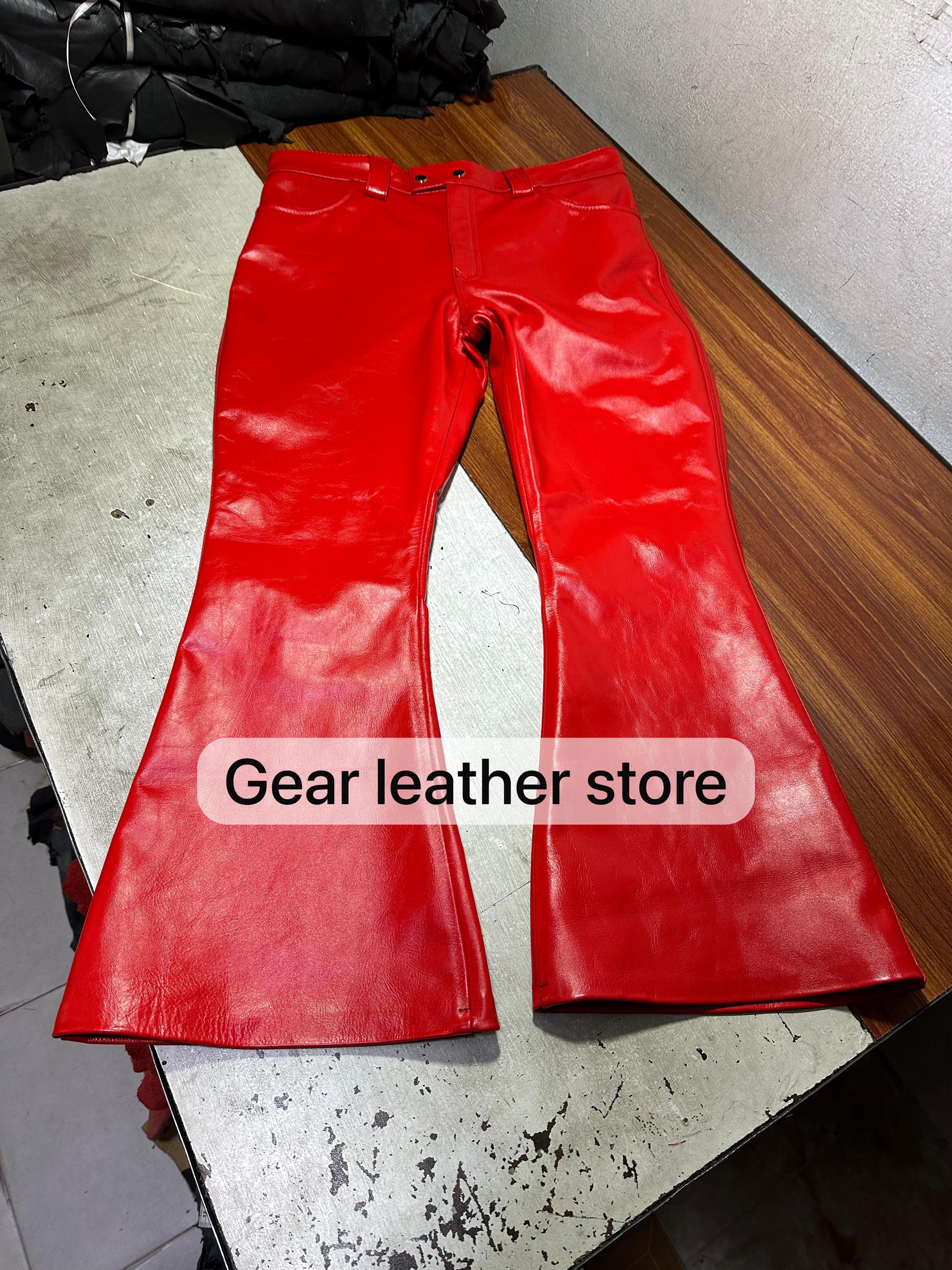 メンズ用レザーベルボトムパンツ、レッドカウハイドフレアボトムトラウザーズ、ゴシックスタイルレザーパンツ