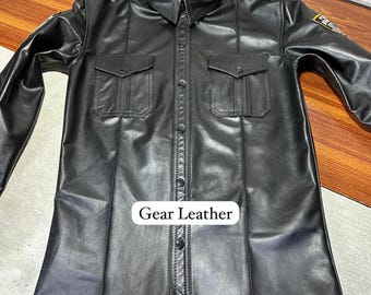 Camisa negra de hombre estilo uniforme policial, de piel de vaca auténtica y suave, con parches del NYPD.