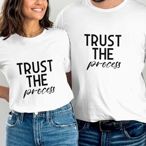 T-Shirt ist motivierend, Pullover ist positiv, Hoodie ist inspirierend, Prozess ist Schlüssel, Vertrauen ist wichtig, Shirt ist cool, Pullover ist geschmeidig