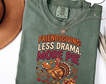 Felpa per il Friendsgiving, felpa con cappuccio "Less Drama More Pie" per il Ringraziamento, maglietta divertente per il Friendsgiving, abbigliamento per feste autunnali, regalo per amici